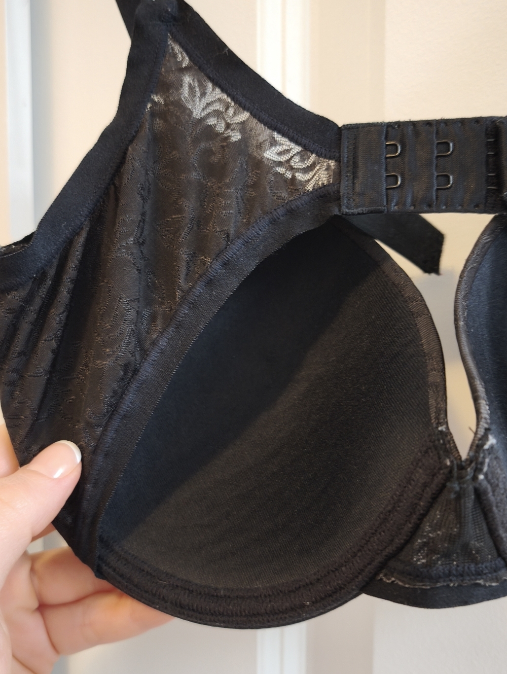 2 Natori Bras For $8 Black And Nude Lace - Picture 6 of 16